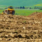 Comment aplanir un terrain bosselé?