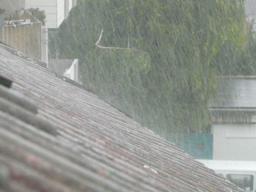 Pourquoi imperméabiliser votre toiture à l’approche de la saison des pluies ?