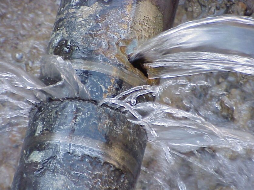 découvrez comment réparer efficacement une fuite sur un tuyau pvc : conseils pratiques, étapes détaillées et astuces pour garantir une réparation durable de votre installation plomberie.