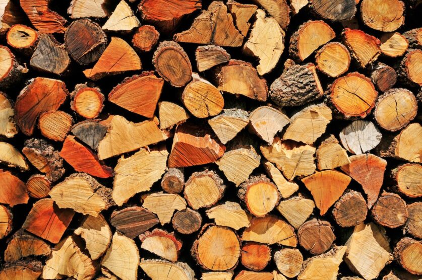 découvrez comment bien choisir votre bois de chauffage en 2025 : types de bois, conseils pour une combustion efficace, et solutions écologiques adaptées à vos besoins.