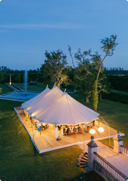 location de tonelles et tentes pour événements 2025 : conseils pour choisir l'abri idéal et réussir votre réception en plein air.