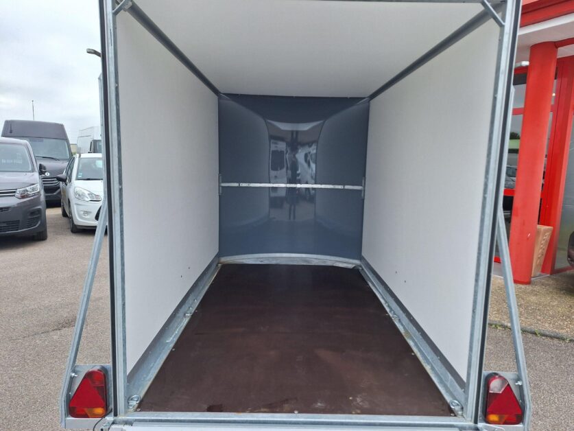 trouvez facilement une remorque à louer pour votre voiture à toulouse en 2025. large choix, prix attractifs et réservation rapide pour tous vos besoins de transport.