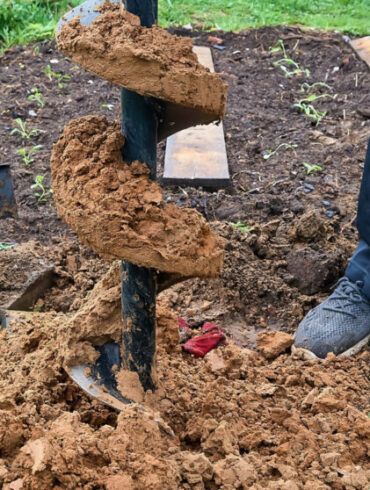 découvrez comment choisir la tarière idéale pour creuser un puits efficacement, avec des conseils sur les types, la taille et l'utilisation adaptée à votre terrain.