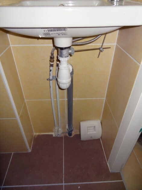 découvrez nos astuces pratiques et esthétiques pour cacher les tuyaux dans votre salle de bain et améliorer ainsi la décoration de votre espace.