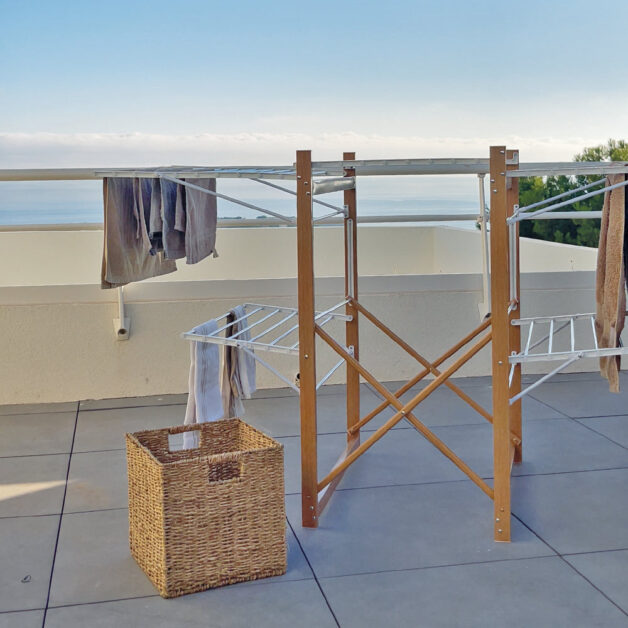 découvrez notre étendoir à linge en bois, alliant robustesse et élégance naturelle pour un séchage efficace et écologique de votre linge.