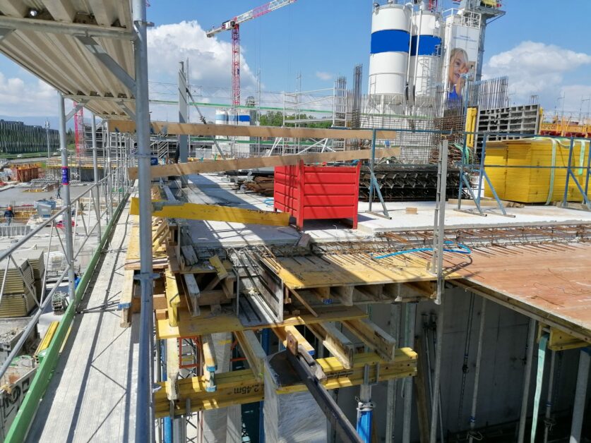 découvrez notre guide complet 2025 sur la location de panneaux de coffrage, ses avantages clés et comment optimiser vos chantiers avec du matériel de qualité.