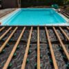 découvrez nos conseils pratiques pour poser des margelles autour d'une piscine en bois et créer un espace sécurisé et esthétique.