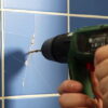 apprenez à réaliser un trou dans votre carrelage sans utiliser de scie grâce à des méthodes simples et efficaces adaptées à tous les niveaux.