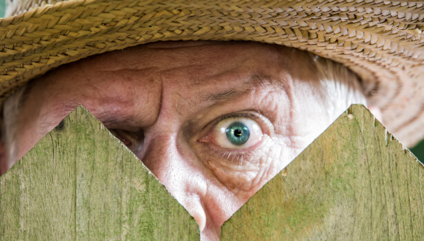 découvrez comment gérer les problèmes liés à un voisin mettant de la terre contre votre mur, avec des conseils pratiques pour préserver votre propriété et éviter les conflits.